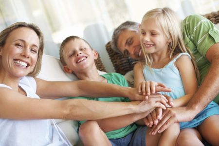 Rodzic adopcyjny - na jakich zasadach skorzysta z urlopu macierzyńskiego i rodzicielskiego