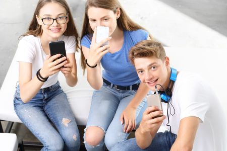 Smartfony w szkołach – jak wpływają na naukę i jakie obowiązują zasady?