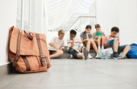 Nóż w szkole, rodzice bagatelizują – kiedy sąd rodzinny?