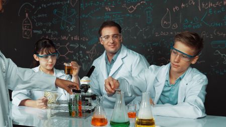 Jakie błędy zagrażają bezpieczeństwu w szkolnych pracowniach chemicznych? Kontrola PIP po wypadku