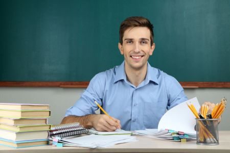 Przygotowanie do zawodu nauczyciela – kiedy startuje i co się do niego zalicza