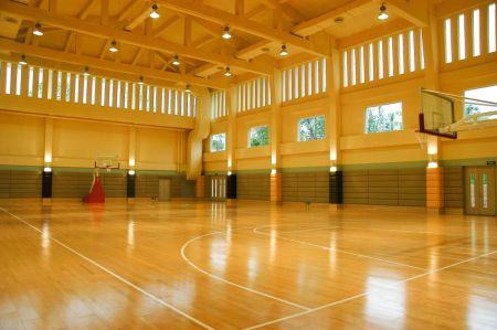 Czy w szkolnej hali sportowej mogą być prowadzone zajęcia SKS lub zawody sportowe