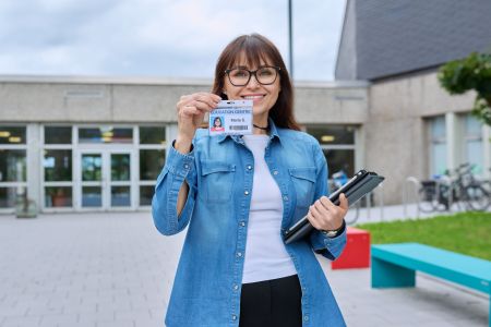 Legitymacja służbowa nauczyciela – obowiązki dyrektora