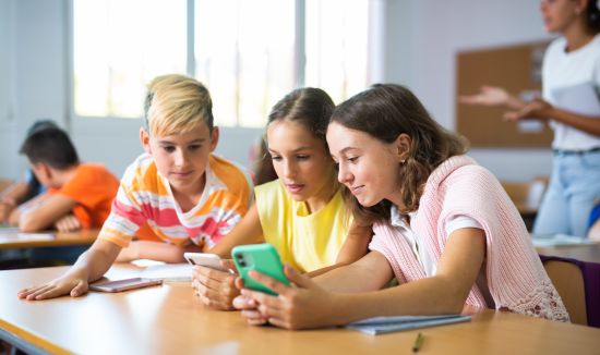 Zakaz telefonów w szkołach od 1 września 2026 r. – rząd przyjął projekt ustawy