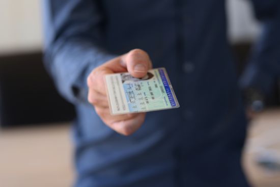 Kto płaci za legitymację służbową nauczyciela
