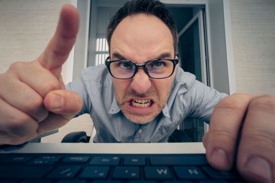 Hejt wobec nauczycieli – jak dyrektor szkoły może skutecznie reagować