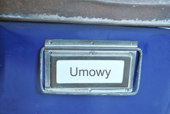 Limit umów o pracę w szkole – czy dotyczy pierwszej umowy na stanowisku urzędniczym