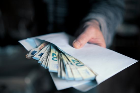 Kiedy przyznaje się nagrodę dla pracownika samorządowego w szkole