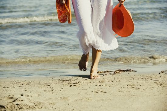 ktoś idzie boso po plaży