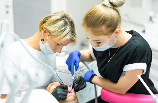 asystentka-stomatologiczna-nowoczesna-praktyka-dentystyczna-w-zasiegu-reki