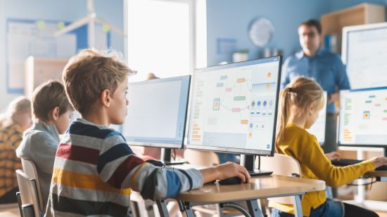 Nowe wymagania dla sprzętów komputerowych i technologii w szkołach