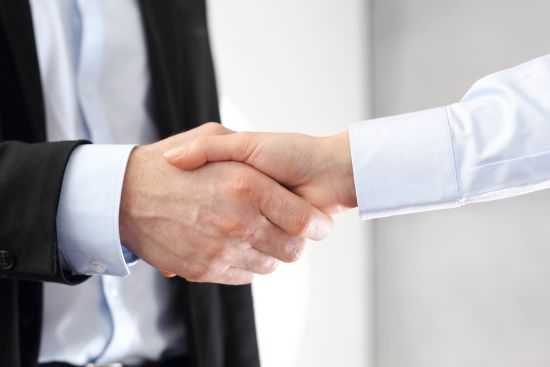 Czy wicedyrektor szkoły zawiera umowy o pracę