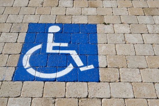 Zwolnienia z pracy na turnus rehabilitacyjny i leczenie dla niepełnosprawnego pracownika szkoły
