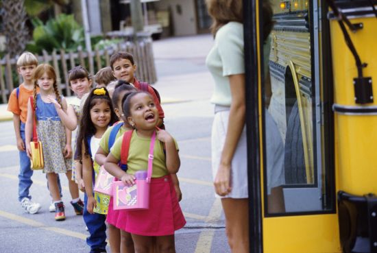 małe dzieci wsiadają do autobusu