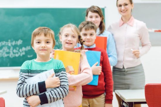 Nauczyciel zespołu szkolno-przedszkolnego w zimowej przerwie świątecznej