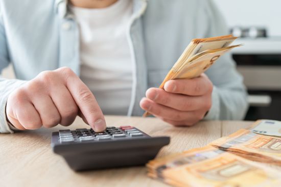 Jak obliczyć wynagrodzenie nauczyciela za niepełny miesiąc (zatrudnionego do końca zajęć szkolnych)