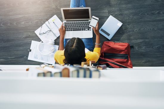 czy nauczyciele klas I-III i szkół ponadpodstawowych dostaną bony na laptop